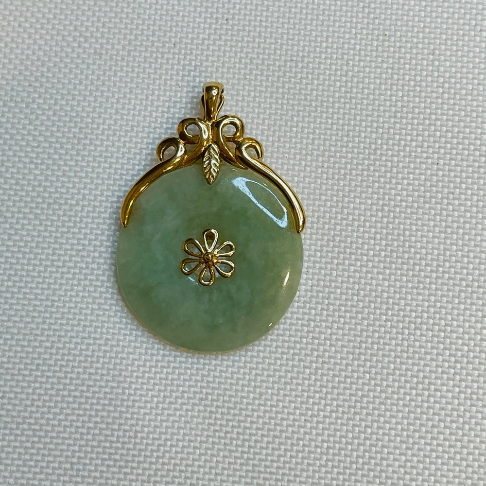 14K YELLOW GOLD CIRCULAR JADE GEMSTONE PENDANT With Hinged Clasp
